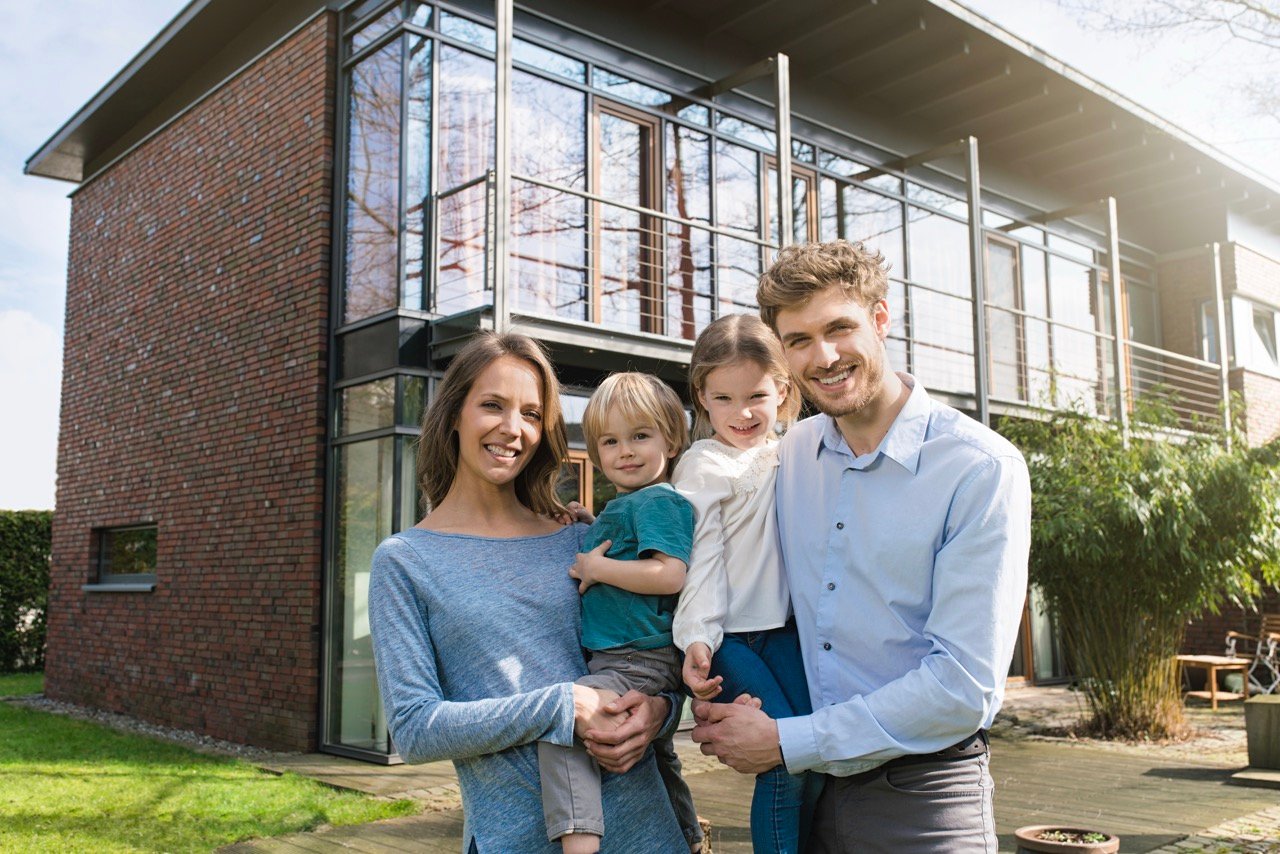 portrait-of-smiling-family-in-front-of-their-home-2026-01-05-01-00-10-utc groot