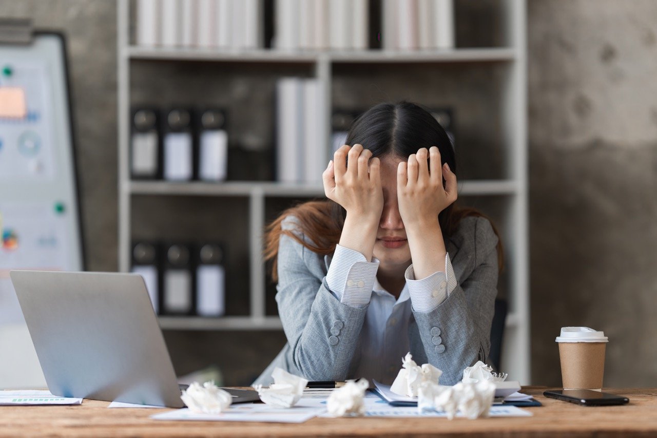 stressed-asian-business-woman-worry-about-marketin-2026-01-08-02-27-35-utc groot