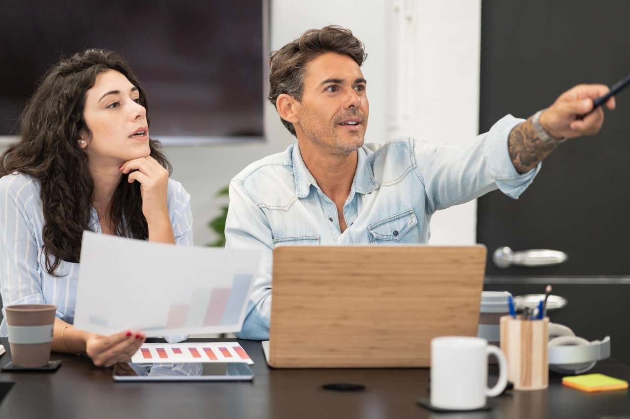 young-people-working-together-in-contemporary-offi-2026-01-08-05-44-35-utc groot