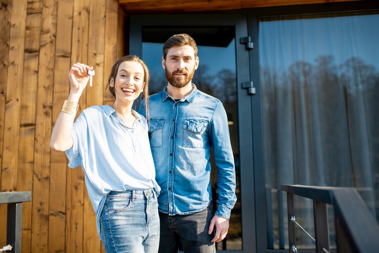 couple-near-ther-modern-house-2026-01-09-06-19-38-utc