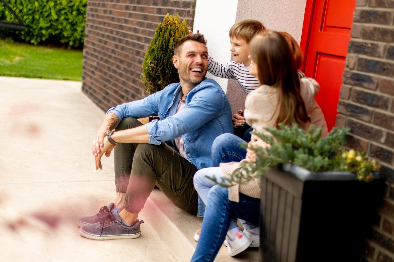 family-with-a-mother-father-son-and-daughter-sit-2026-01-08-02-40-54-utc